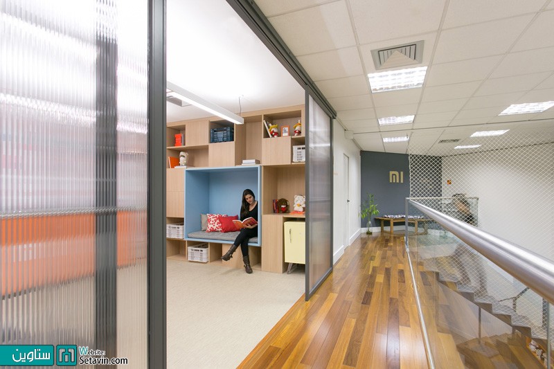 فضاهای اختصاصی طراحی شده برای کار یا استراحت در این دفترکار