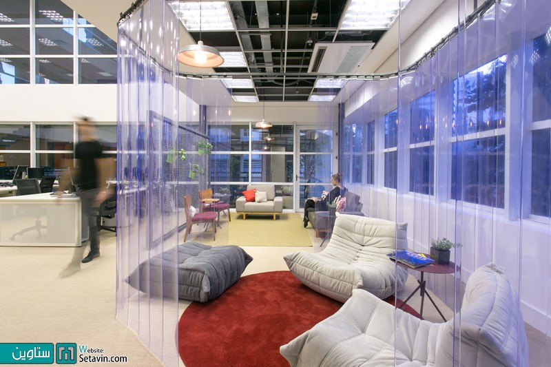 فضاهای اختصاصی طراحی شده برای کار یا استراحت در این دفترکار