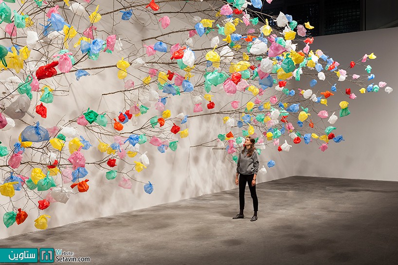 طرح هنری درختان پلاستیکی در نمایشگاه art basel unlimited 2015 اثر pascale marthine 
