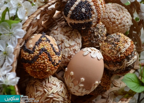 تزئین سطح تخم مرغ با دانه های غلات و حبوبات