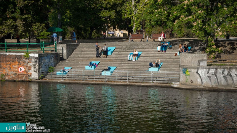 نصب نیمکتهای رنگی بر روی پلکان مجاور رودخانه ای در لهستان