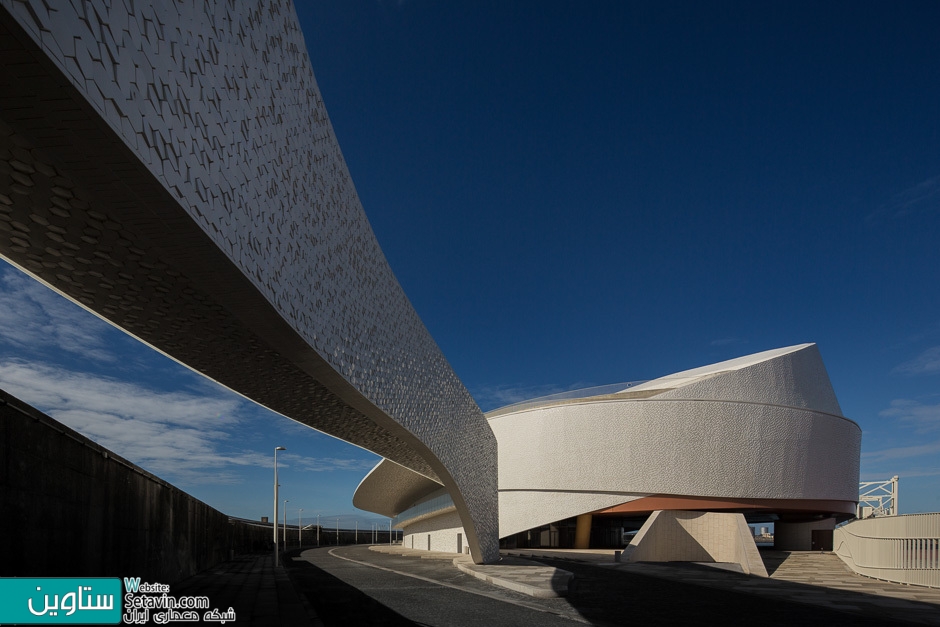 Fernando Guerra , طراحی بندر کشتی تفریحی , Leixões Cruise Terminal , پرتغال , ترمینال Leixões Cruise , ترمینال , Leixões Cruise , منحنی , Curves , Fernando Guerra , طراحی بندرگاه , بندر , بندرگاه , کشتی تفریحی ,  اسکله جنوبی , Matosinhos ,  اسکله کشتی ، امکانات , تفرجگاه ساحلی ، پارک علم و فناوری ، اتاق رویداد , رستوران , 2017 Building of the Year Awards , بندر , Portugal