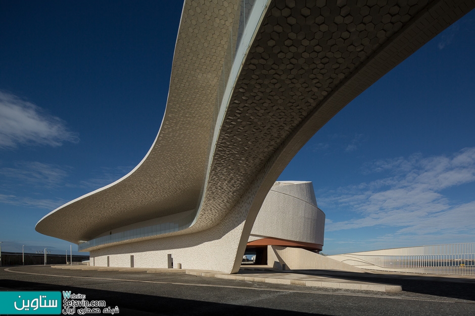 Fernando Guerra , طراحی بندر کشتی تفریحی , Leixões Cruise Terminal , پرتغال , ترمینال Leixões Cruise , ترمینال , Leixões Cruise , منحنی , Curves , Fernando Guerra , طراحی بندرگاه , بندر , بندرگاه , کشتی تفریحی ,  اسکله جنوبی , Matosinhos ,  اسکله کشتی ، امکانات , تفرجگاه ساحلی ، پارک علم و فناوری ، اتاق رویداد , رستوران , 2017 Building of the Year Awards , بندر , Portugal