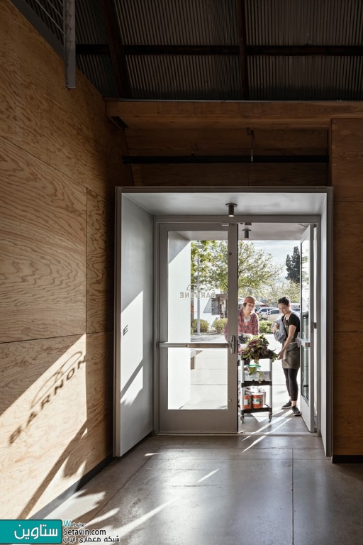 مجموعه خدماتی BARNONE , اثر تیم طراحی debartolo architects , آمریکا , مجموعه خدماتی , BARNONE , debartolo architects , آمریکای شمالی , Gilbert , AZ , United States , فینیکس , پوشش آلومینیومی , Jason Roehner , ساختمان قدیمی , Jerry Park , چاپ کارت پستال , سالن مو , سوپرمارکت , فروش گل و گیاه , فروشگاه