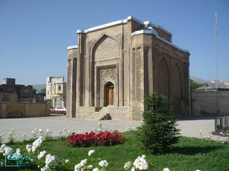 گنبد , گنبد علویان , جهان نما , جهان نمای معماری , دیدنی های جهان , همدان , چهار باغ علویان , میدان امامزاده , گچ‌بری بعد از اسلام , فهرست آثار ملی ,  خاندان علویان ,