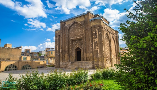 گنبد , گنبد علویان , جهان نما , جهان نمای معماری , دیدنی های جهان , همدان , چهار باغ علویان , میدان امامزاده , گچ‌بری بعد از اسلام , فهرست آثار ملی ,  خاندان علویان , آجرهای لعاب‌دار فیروزه‌ای ,  کتیبه‌ای آجری , دوره سلجوقیان , ستاوین