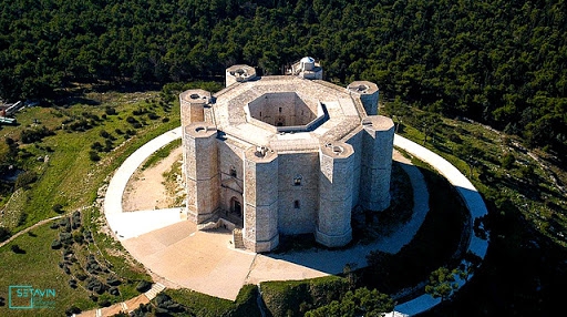 قلعه دل مونته , Castel del Monte , شاهکار معماری ایتالیا , دل مونته , Castle of the Mountain , شاهکار معماری , Santa Maria del Monte , ایتالیا , hunting lodge , معماری ایتالیا , جنوب ایتالیا , منطقه آندریا , آپولیا , prison , فردریک دوم , معماری هندسی , میراث جهانی یونسکو , میراث جهانی , یونسکو , قلعه , معماری , جهان نما , دیدنی ها