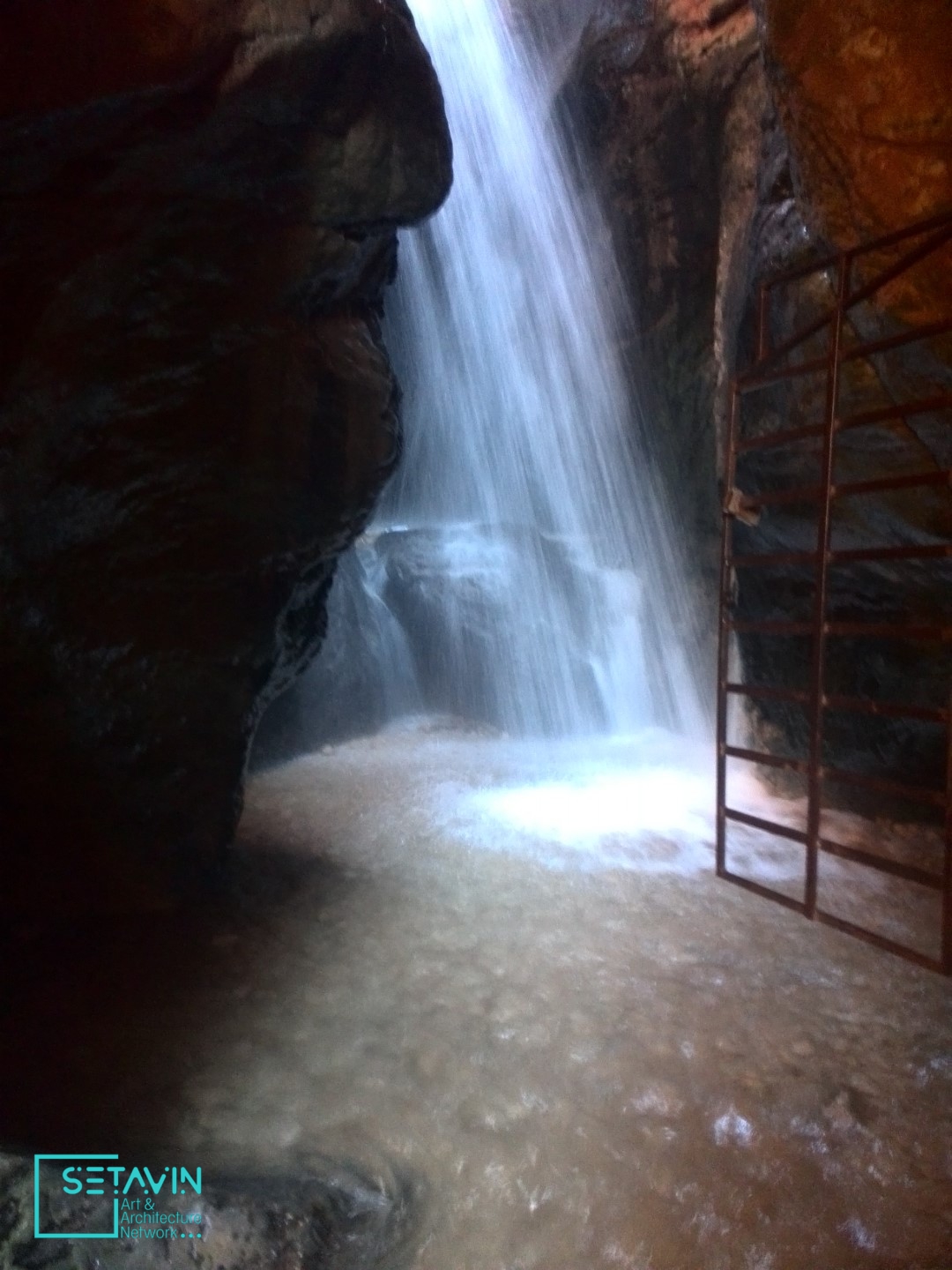 آبشار زیبای مُجـِن , یکی از پر هیجان‌ترین و جذاب‌ترین آبشارهای ایران