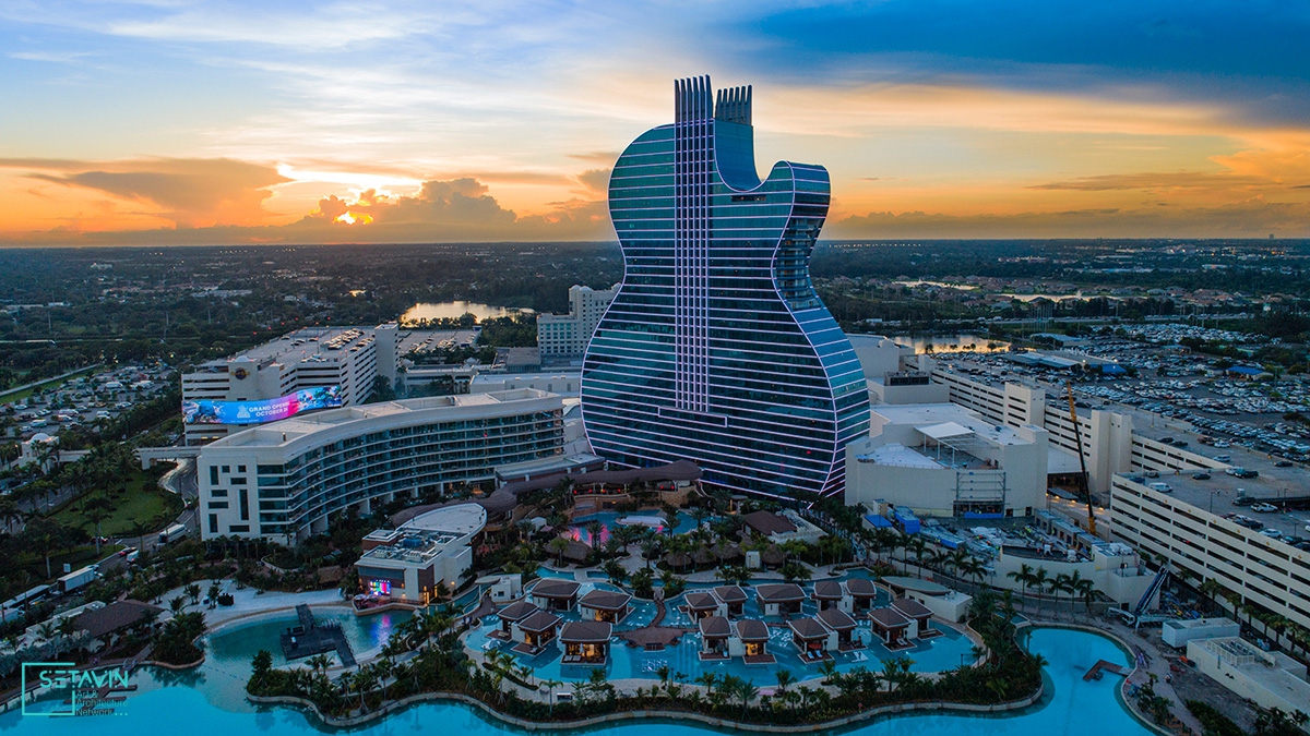 هتل , guitar shaped hotel , طراحی هتل , hotel , هتل گیتاری , guitar shaped , فرم گیتار , Hard Rock Hotel , هارد راک , Casino , هتل گیتار , شبکه هنر و معماری ستاوین , Hard Rock , ستاوین , نورپردازی , هالیوود , فلوریدا , موسیقی , هارد راک , گیتارشکل , کازینو , منطقه تامپا