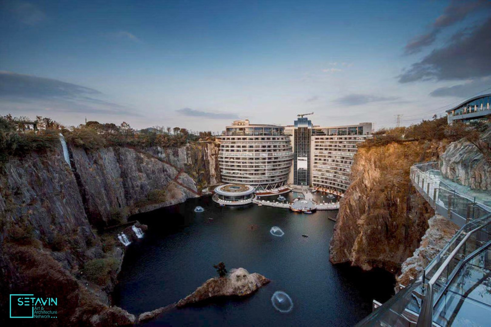 اولین هتل زیرزمینی دنیا , Quarry Hotel , هتل اینترکانتیننتال شانگهای واندرلند , InterContinental Shanghai Wonderland , هتل اینترکانتیننتال , هتل , اینترکانتیننتال , شانگهای واندرلند , شانگهای واندرلند , هتل زیرزمینی , China , چین , Shanghai , هتل لوکس , طراحی هتل , معماری هتل , معدن متروکه , سونگیجانگ , Songjiang ,