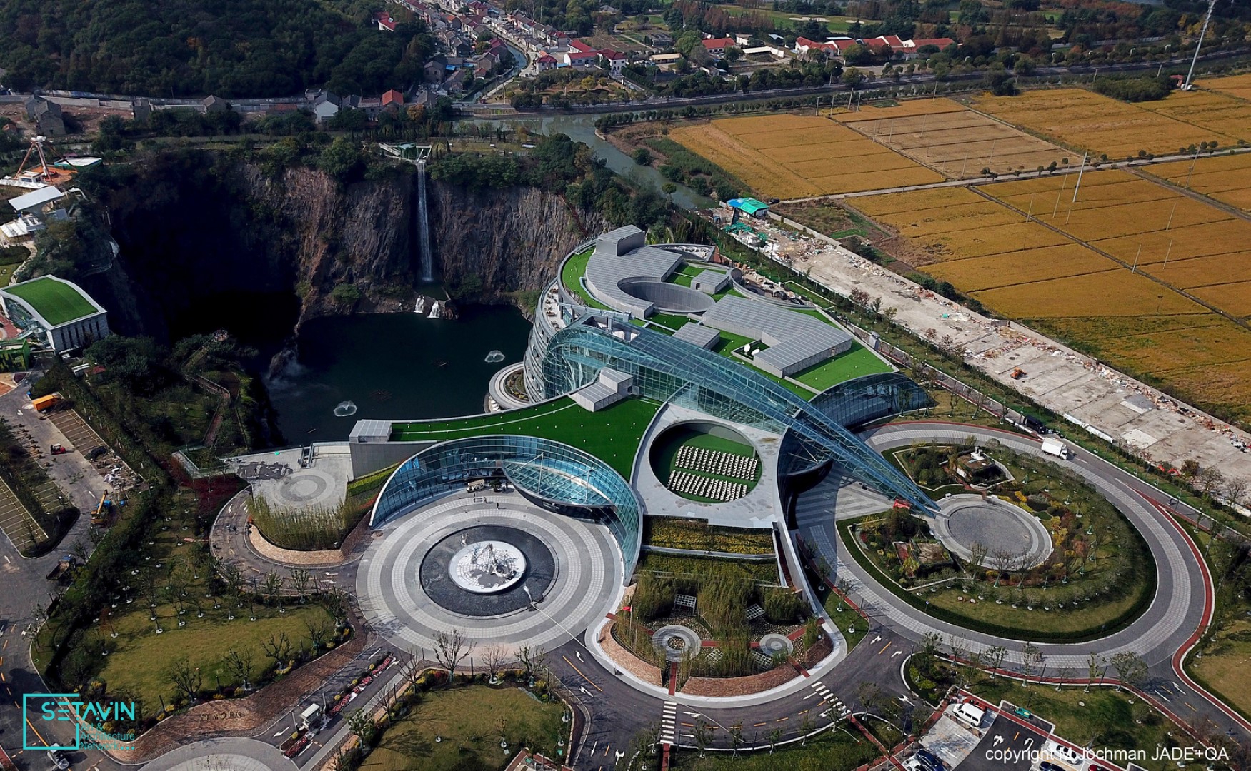 اولین هتل زیرزمینی دنیا , Quarry Hotel , هتل اینترکانتیننتال شانگهای واندرلند , InterContinental Shanghai Wonderland , هتل اینترکانتیننتال , هتل , اینترکانتیننتال , شانگهای واندرلند , شانگهای واندرلند , هتل زیرزمینی , China , چین , Shanghai , هتل لوکس , طراحی هتل , معماری هتل , معدن متروکه , سونگیجانگ , Songjiang ,