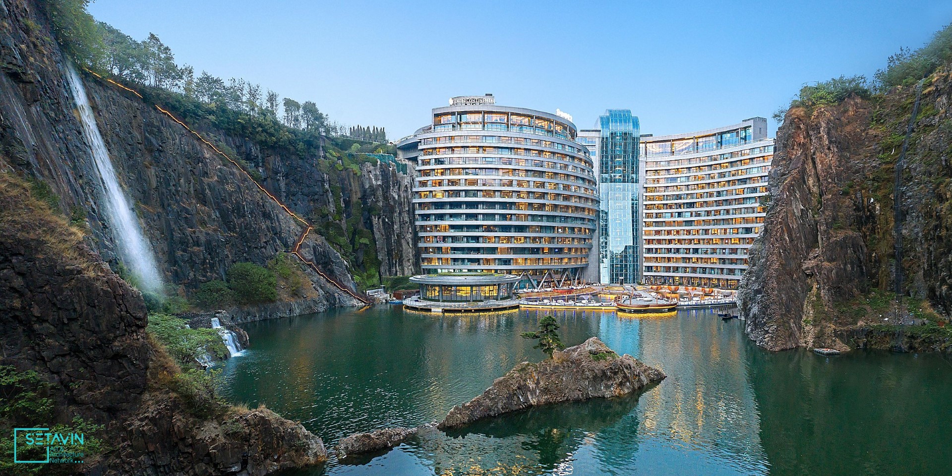 اولین هتل زیرزمینی دنیا , Quarry Hotel , هتل اینترکانتیننتال شانگهای واندرلند , InterContinental Shanghai Wonderland , هتل اینترکانتیننتال , هتل , اینترکانتیننتال , شانگهای واندرلند , شانگهای واندرلند , هتل زیرزمینی , China , چین , Shanghai , هتل لوکس , طراحی هتل , معماری هتل , معدن متروکه , سونگیجانگ , Songjiang ,