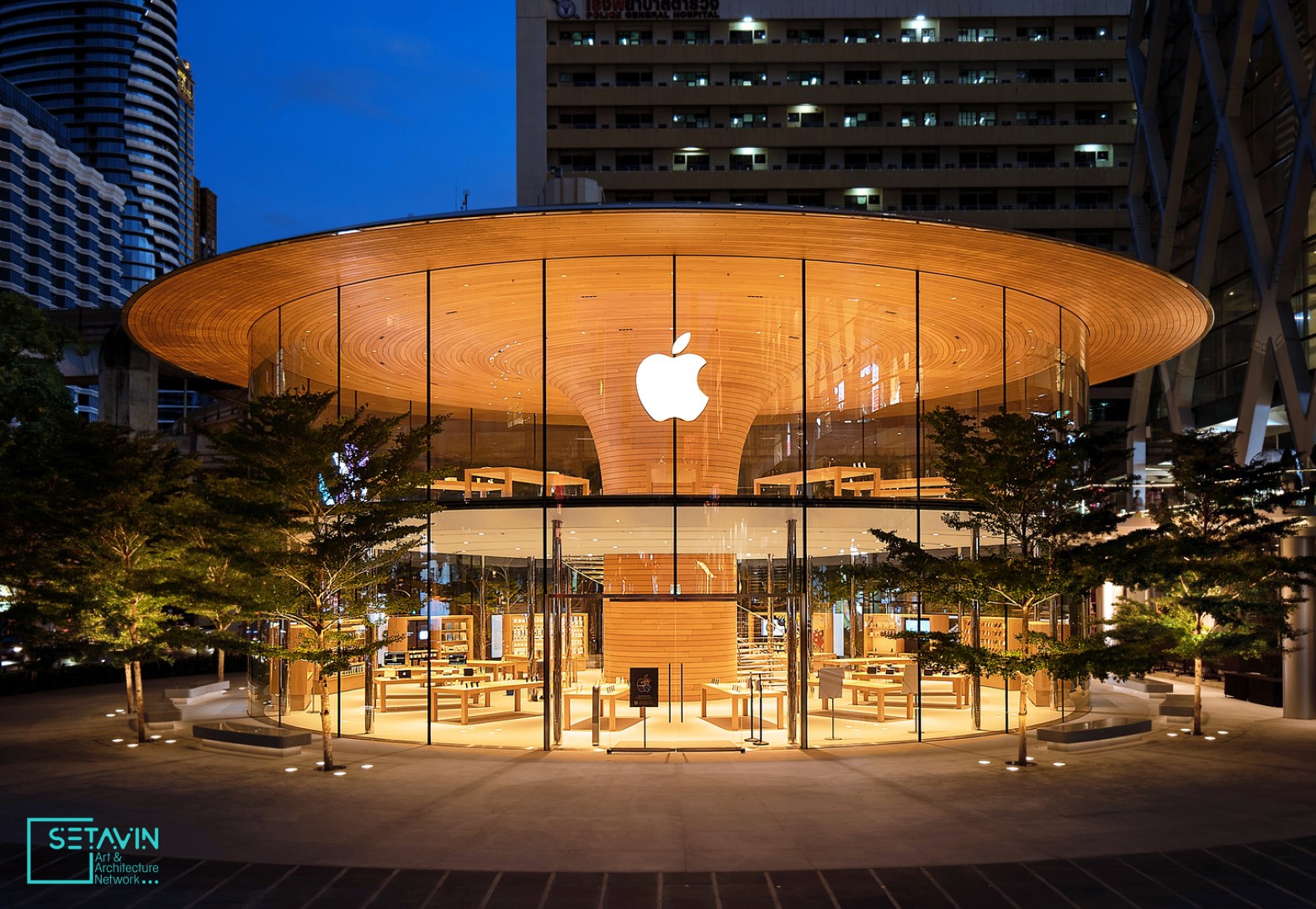 مویابل , اپل , Apple , آیفون , Thailand , شبکه هنر و معماری ستاوین , sculptural presence , ستاوین ,  iconic urban center , شبکه هنر و معماری , Central World , نورمن فاستر و همکاران , تایلند , Apple Central World , بانکوک , Apple Central World Bangkok , نورمن فاستر , Central World Square , هنر و معماری , پروژه های معماری , طراحی نمایشگاه , نمایشگاه موبایل , نمایندگی اپل , اپل استور , اپل آی دی ,