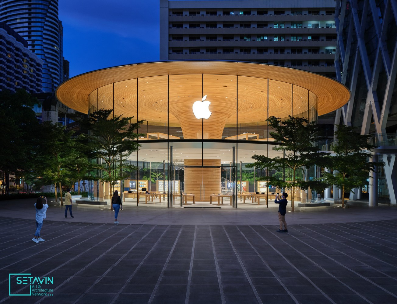 مویابل , اپل , Apple , آیفون , Thailand , شبکه هنر و معماری ستاوین , sculptural presence , ستاوین ,  iconic urban center , شبکه هنر و معماری , Central World , نورمن فاستر و همکاران , تایلند , Apple Central World , بانکوک , Apple Central World Bangkok , نورمن فاستر , Central World Square , هنر و معماری , پروژه های معماری , طراحی نمایشگاه , نمایشگاه موبایل , نمایندگی اپل , اپل استور , اپل آی دی ,