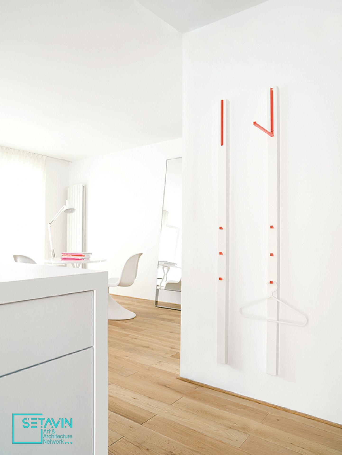 آویز عمودی Coat rack ، اثر تیم طراحی Apartment 8