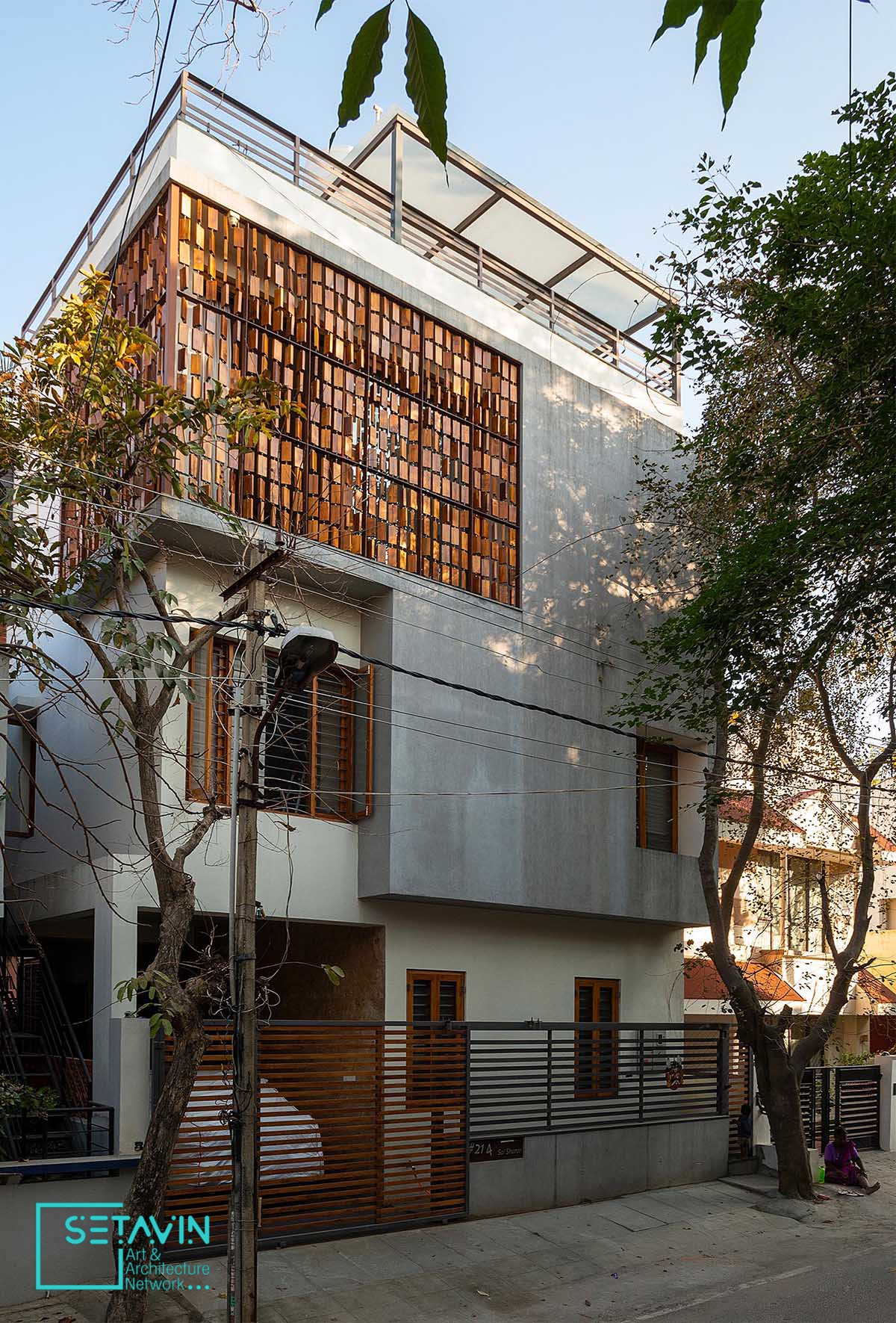 صفحه خاص چوبی بکاررفته در نمای ساختمانی در بنگلور هند