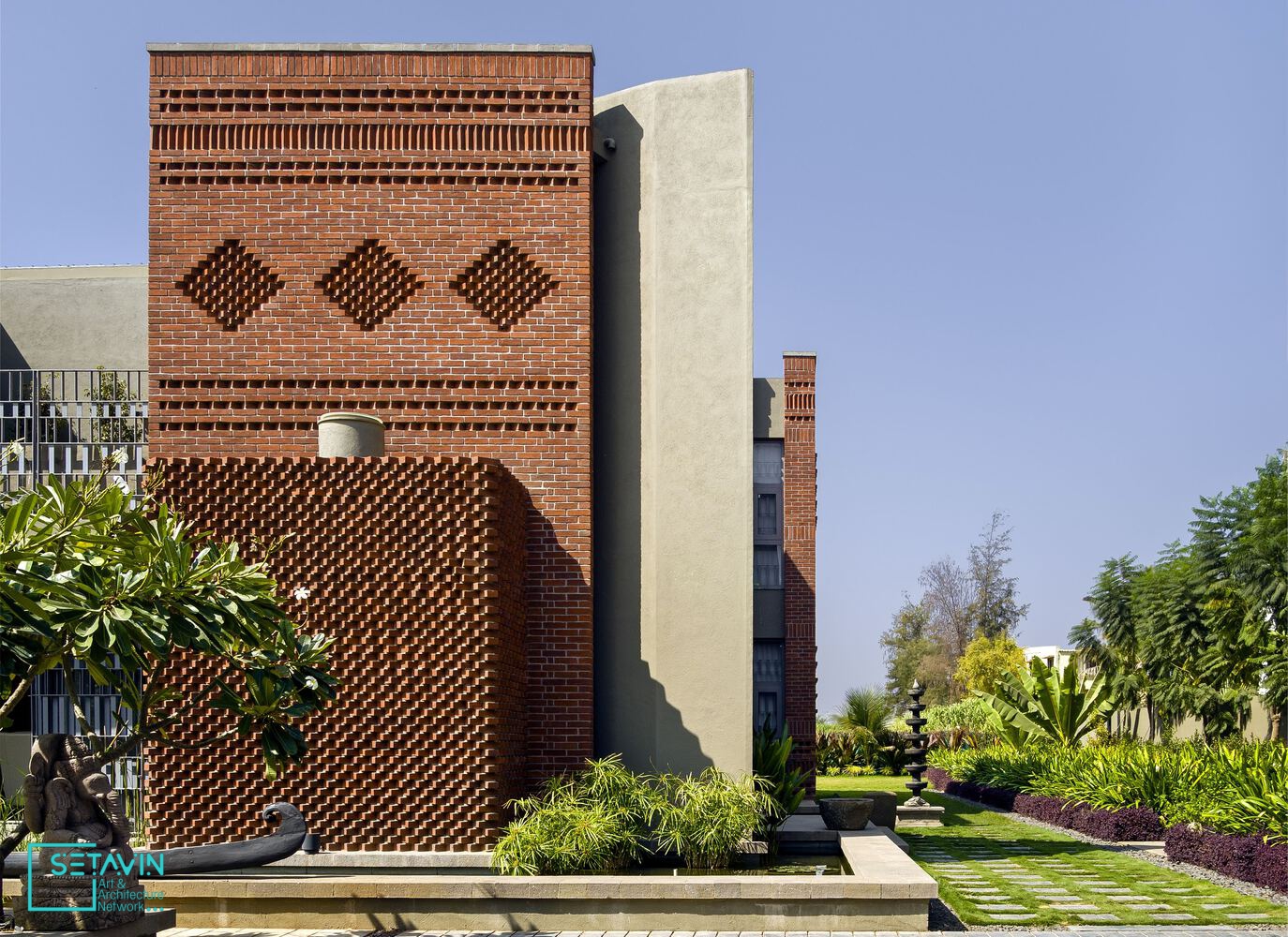 مسکونی , The Brick House ، استودیو معماری , Studio Humane ، هند , طراحی مسکونی , ساختمان , آجر , کارناتاکا , سنتی هند , اتاق پوجا , ستاوین , پروژه های معماری , شبکه هنر , هنر و معماری