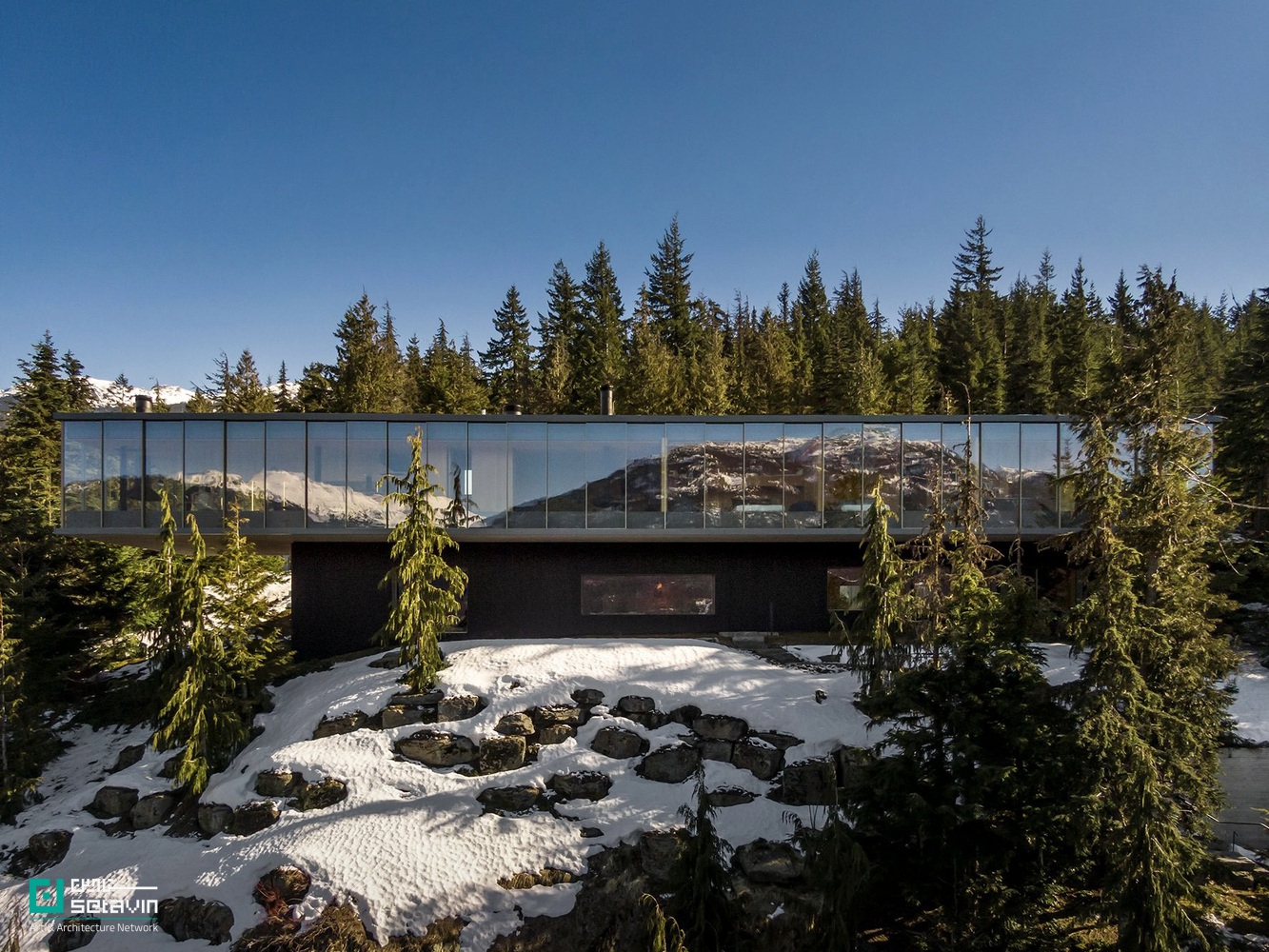 cold climate architecture, glass house design, Whistler architecture, studio mk27, Marcio Kogan, Suzana Glogowski, floating architecture, minimal house, indoor-outdoor connection, modern mountain home ,معماری در اقلیم سرد، طراحی خانه در ویسلر، خانه شیشه‌ای، استودیو mk27، مارسیو کوگان، سوزانا گلوگوفسکی، معماری معلق، طراحی داخلی و بیرونی، معماری مینیمال، پیوند با طبیعت در معماری