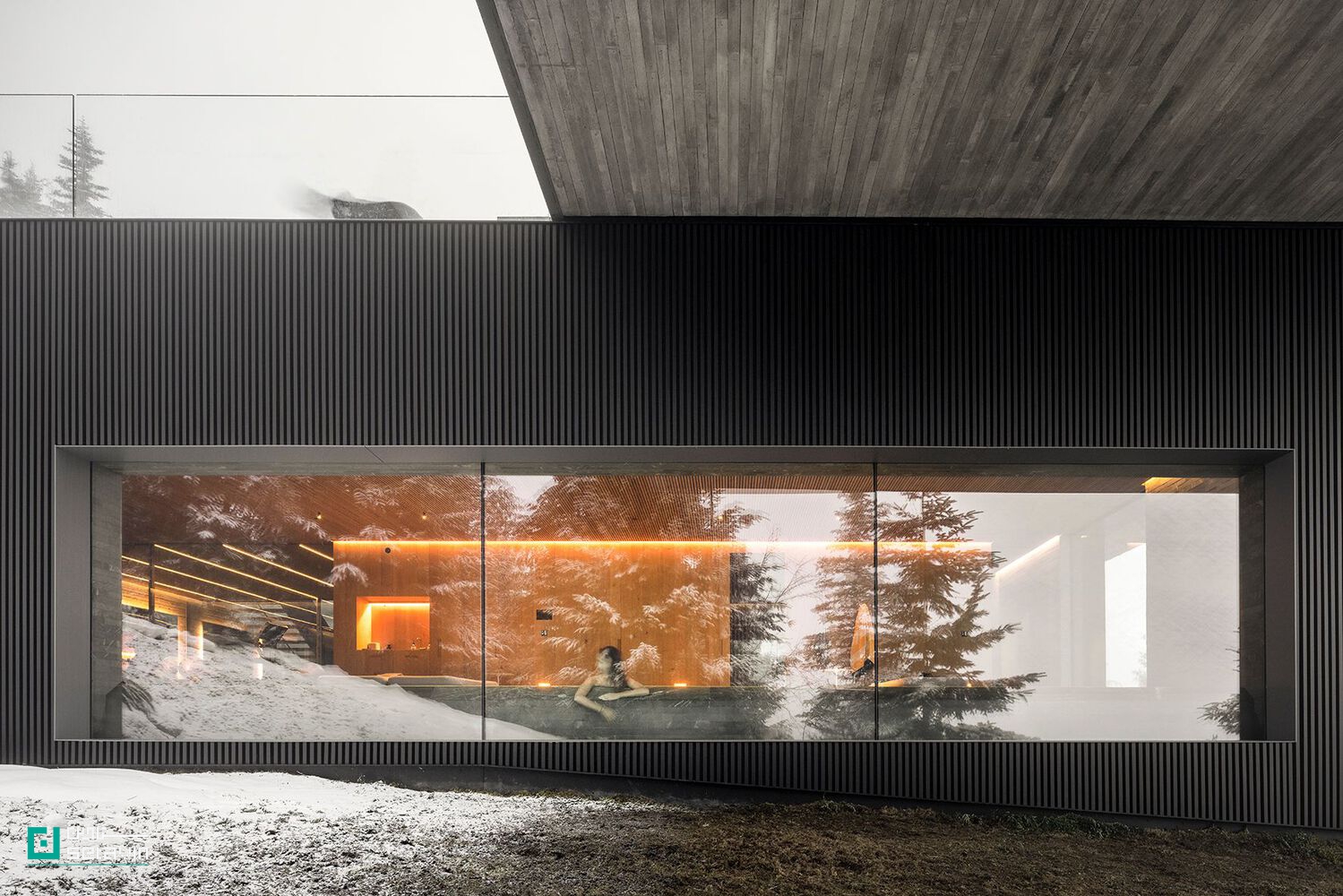 cold climate architecture, glass house design, Whistler architecture, studio mk27, Marcio Kogan, Suzana Glogowski, floating architecture, minimal house, indoor-outdoor connection, modern mountain home ,معماری در اقلیم سرد، طراحی خانه در ویسلر، خانه شیشه‌ای، استودیو mk27، مارسیو کوگان، سوزانا گلوگوفسکی، معماری معلق، طراحی داخلی و بیرونی، معماری مینیمال، پیوند با طبیعت در معماری
