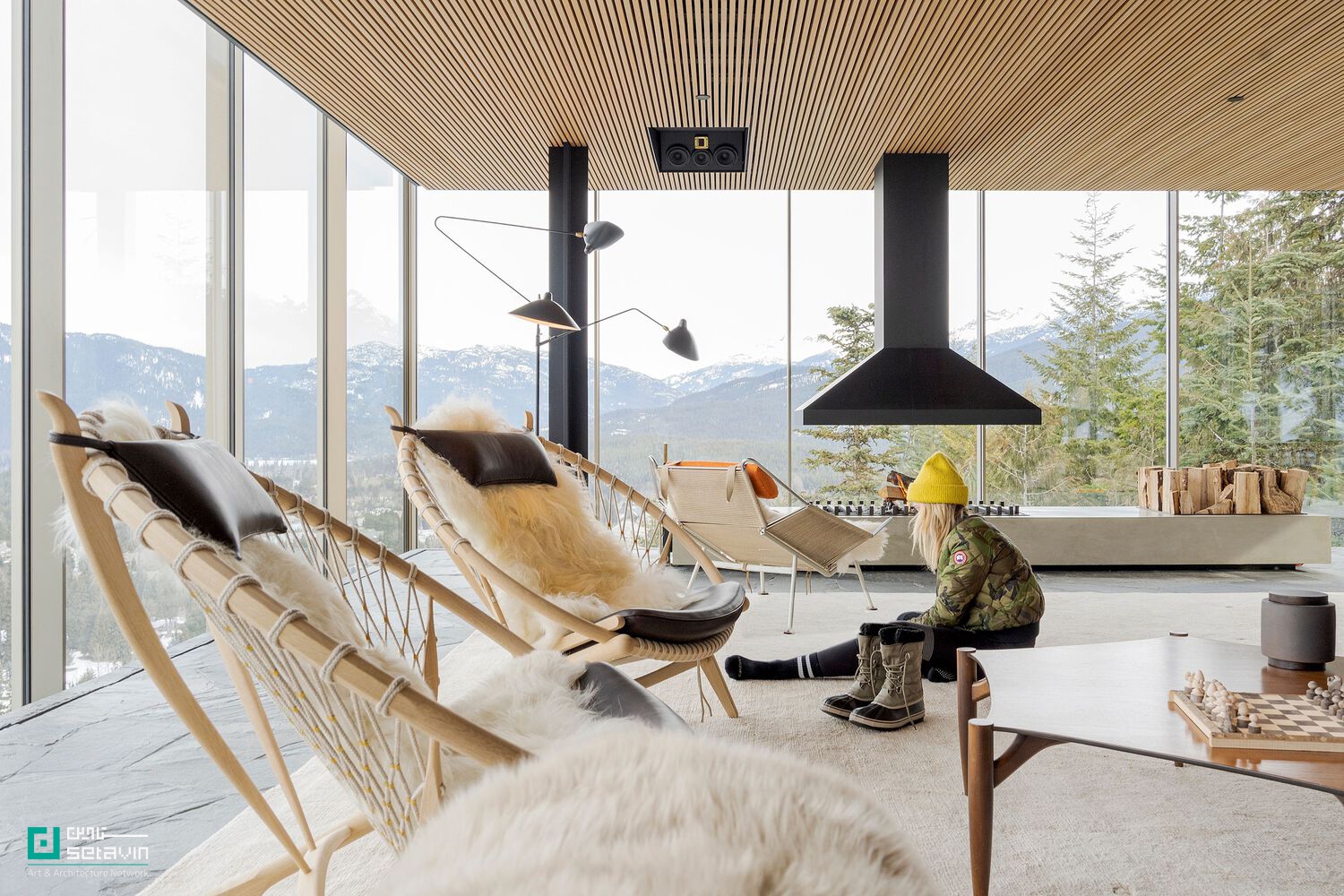 cold climate architecture, glass house design, Whistler architecture, studio mk27, Marcio Kogan, Suzana Glogowski, floating architecture, minimal house, indoor-outdoor connection, modern mountain home ,معماری در اقلیم سرد، طراحی خانه در ویسلر، خانه شیشه‌ای، استودیو mk27، مارسیو کوگان، سوزانا گلوگوفسکی، معماری معلق، طراحی داخلی و بیرونی، معماری مینیمال، پیوند با طبیعت در معماری