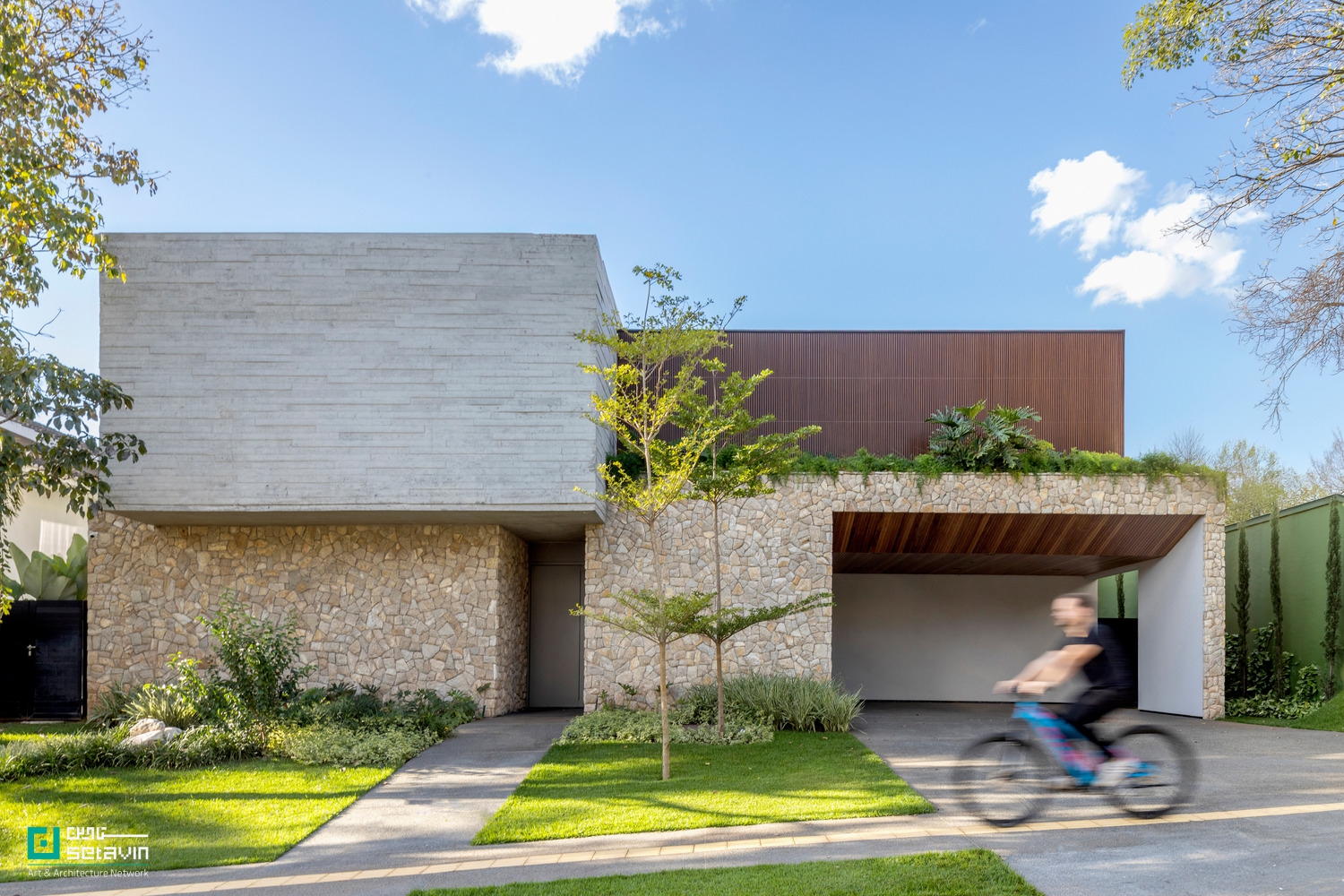 Dione House, Brazilian Architecture, Studio Andre Lenza, modern house design, contemporary architecture, Goiania house, Pirenopolis stone, open space concept, L-shaped house, tropical architecture, residential design Brazil ,خانه دیونه، معماری برزیل، طراحی خانه مدرن، معماری معاصر، مصالح بومی، سنگ پیرنوپولیس، آندره لنزا، طراحی ویلای مدرن، خانه در گویانیا، معماری و طبیعت، خانه L شکل، استخر در معماری مسکونی، طراحی فضای باز