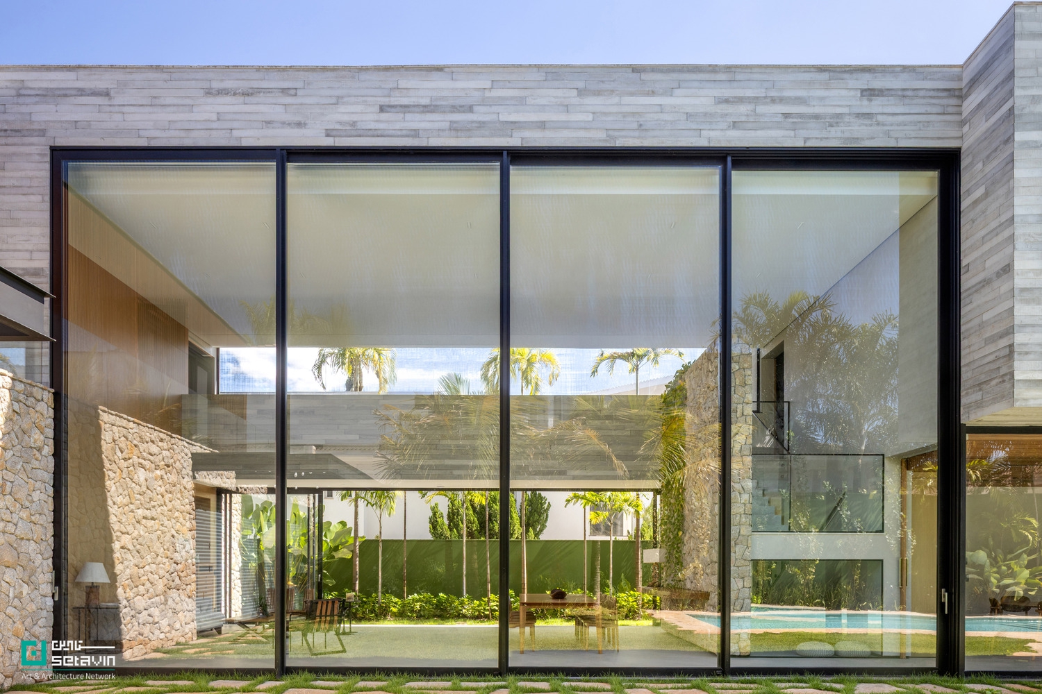 Dione House, Brazilian Architecture, Studio Andre Lenza, modern house design, contemporary architecture, Goiania house, Pirenopolis stone, open space concept, L-shaped house, tropical architecture, residential design Brazil ,خانه دیونه، معماری برزیل، طراحی خانه مدرن، معماری معاصر، مصالح بومی، سنگ پیرنوپولیس، آندره لنزا، طراحی ویلای مدرن، خانه در گویانیا، معماری و طبیعت، خانه L شکل، استخر در معماری مسکونی، طراحی فضای باز