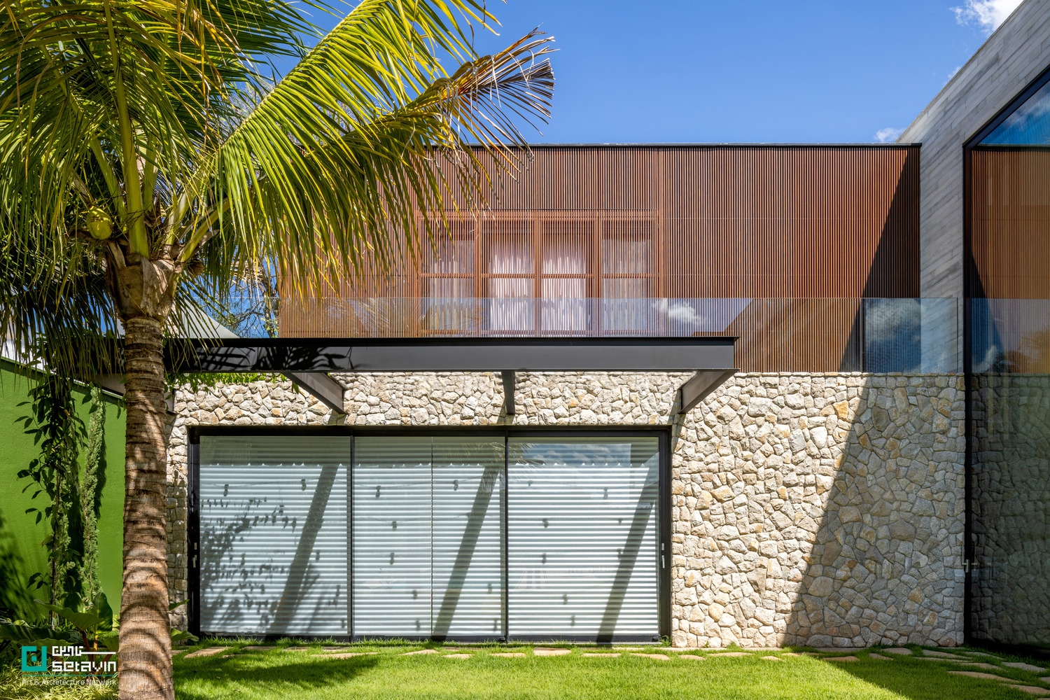Dione House, Brazilian Architecture, Studio Andre Lenza, modern house design, contemporary architecture, Goiania house, Pirenopolis stone, open space concept, L-shaped house, tropical architecture, residential design Brazil ,خانه دیونه، معماری برزیل، طراحی خانه مدرن، معماری معاصر، مصالح بومی، سنگ پیرنوپولیس، آندره لنزا، طراحی ویلای مدرن، خانه در گویانیا، معماری و طبیعت، خانه L شکل، استخر در معماری مسکونی، طراحی فضای باز