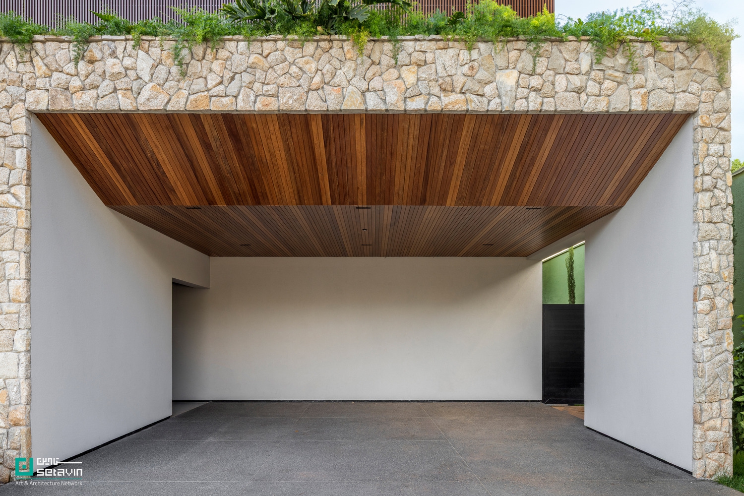 Dione House, Brazilian Architecture, Studio Andre Lenza, modern house design, contemporary architecture, Goiania house, Pirenopolis stone, open space concept, L-shaped house, tropical architecture, residential design Brazil ,خانه دیونه، معماری برزیل، طراحی خانه مدرن، معماری معاصر، مصالح بومی، سنگ پیرنوپولیس، آندره لنزا، طراحی ویلای مدرن، خانه در گویانیا، معماری و طبیعت، خانه L شکل، استخر در معماری مسکونی، طراحی فضای باز