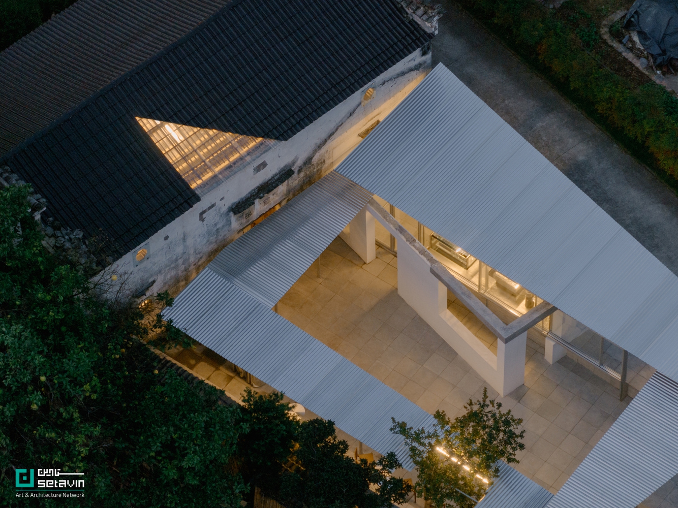 مرکز گردشگری، معماری روستایی، طراحی معاصر، مرمت معماری، Atelier tao+c، طراحی پایدار، پروژه چین، معماری مینیمال، هم‌آهنگی با بستر، بازسازی حساس ,  Longyou Tourist Center, rural architecture, contemporary design, architectural restoration, Atelier tao+c, sustainable design, China project, minimal architecture, contextual harmony, sensitive renovation