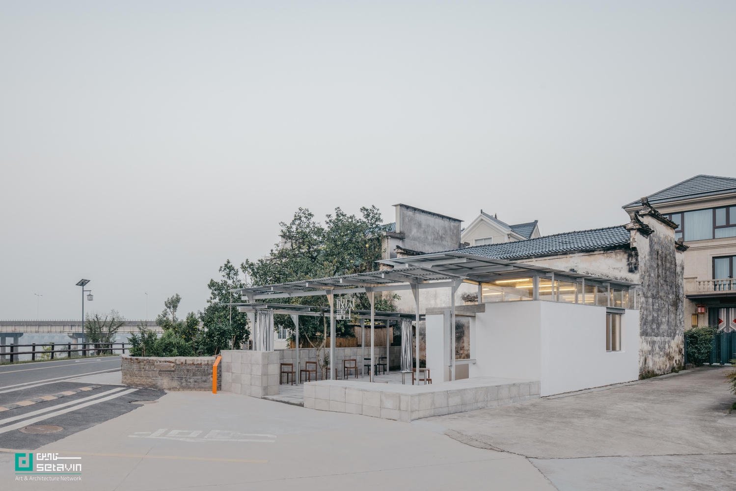مرکز گردشگری، معماری روستایی، طراحی معاصر، مرمت معماری، Atelier tao+c، طراحی پایدار، پروژه چین، معماری مینیمال، هم‌آهنگی با بستر، بازسازی حساس ,  Longyou Tourist Center, rural architecture, contemporary design, architectural restoration, Atelier tao+c, sustainable design, China project, minimal architecture, contextual harmony, sensitive renovation