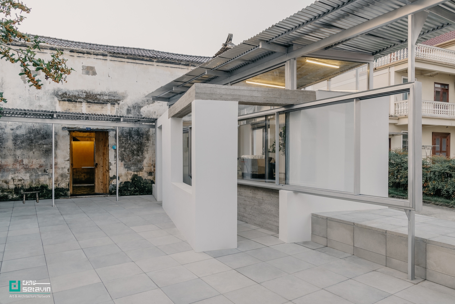 مرکز گردشگری، معماری روستایی، طراحی معاصر، مرمت معماری، Atelier tao+c، طراحی پایدار، پروژه چین، معماری مینیمال، هم‌آهنگی با بستر، بازسازی حساس ,  Longyou Tourist Center, rural architecture, contemporary design, architectural restoration, Atelier tao+c, sustainable design, China project, minimal architecture, contextual harmony, sensitive renovation