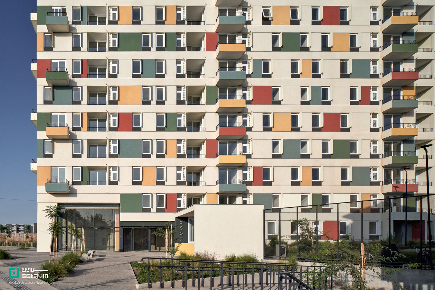 English: Mirador Laguna, High-Rise Architecture, Vertical Living, Social Housing Chile, Sustainable Design, Urban Density, Contemporary Residential Architecture, Community Integration ,میرادور لاگونا، معماری بلندمرتبه، زندگی اجتماعی عمودی، معماری شیلی، طراحی پایدار، تراکم شهری، معماری مسکونی معاصر، مجتمع مسکونی اجتماعی