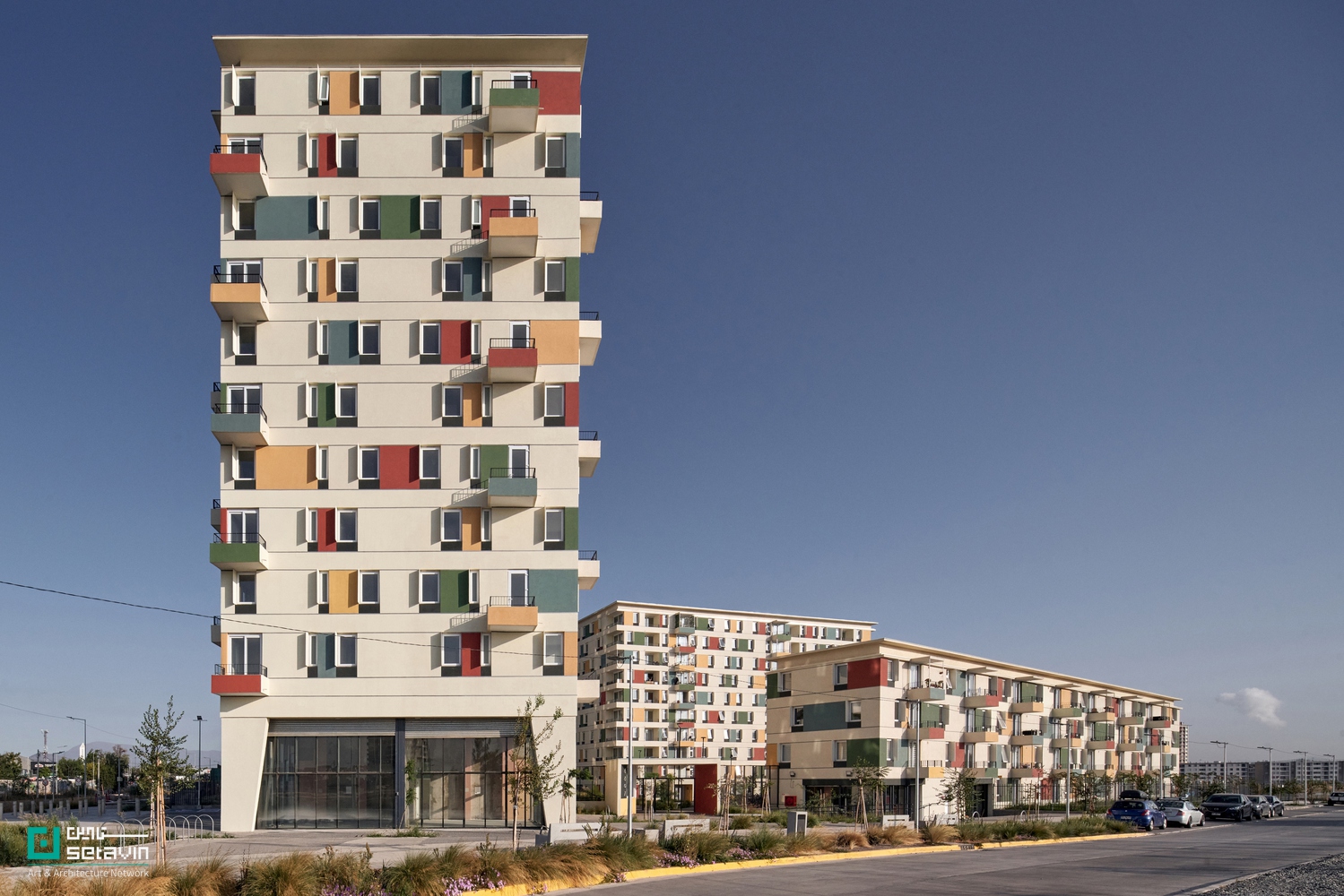 English: Mirador Laguna, High-Rise Architecture, Vertical Living, Social Housing Chile, Sustainable Design, Urban Density, Contemporary Residential Architecture, Community Integration ,میرادور لاگونا، معماری بلندمرتبه، زندگی اجتماعی عمودی، معماری شیلی، طراحی پایدار، تراکم شهری، معماری مسکونی معاصر، مجتمع مسکونی اجتماعی