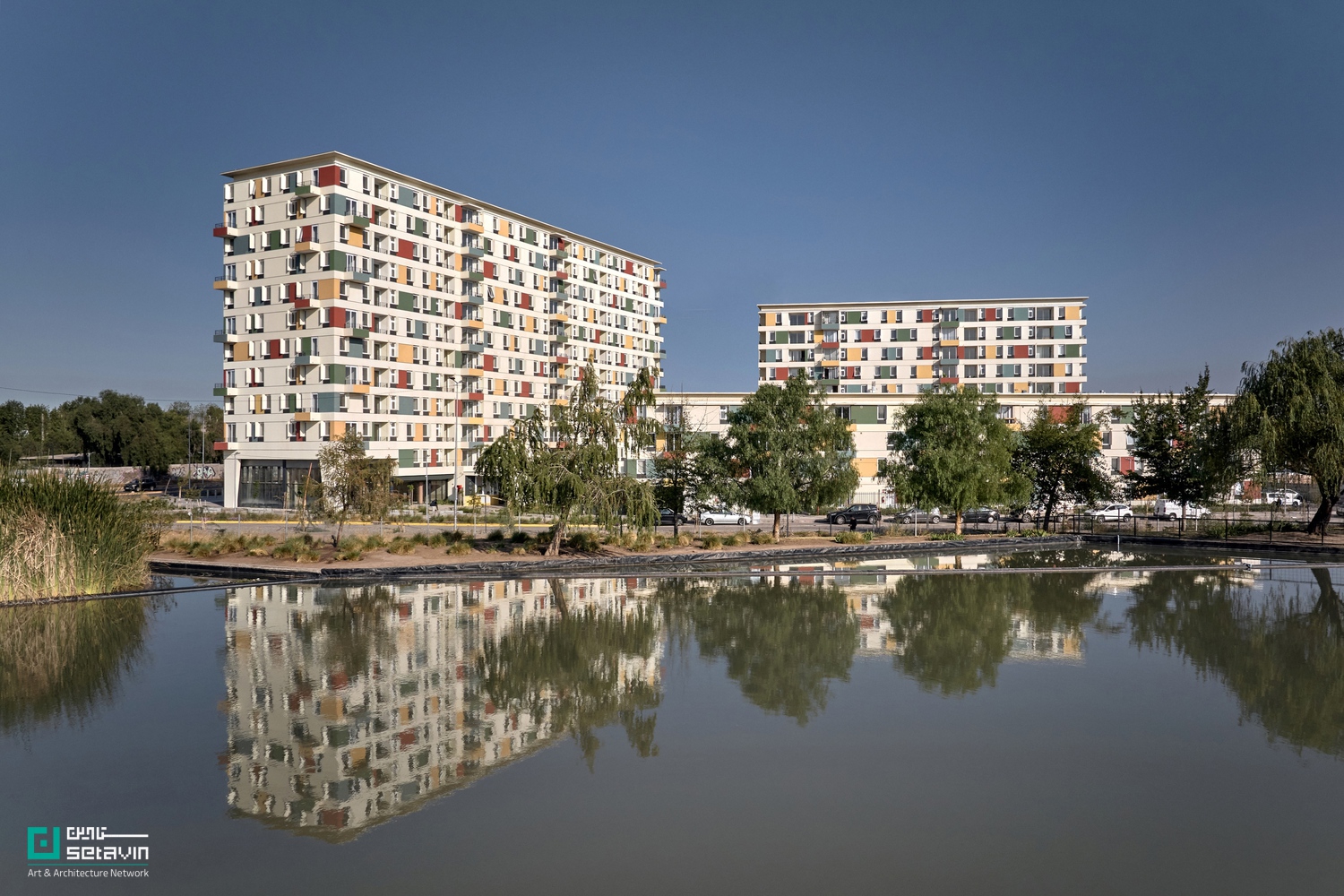 English: Mirador Laguna, High-Rise Architecture, Vertical Living, Social Housing Chile, Sustainable Design, Urban Density, Contemporary Residential Architecture, Community Integration ,میرادور لاگونا، معماری بلندمرتبه، زندگی اجتماعی عمودی، معماری شیلی، طراحی پایدار، تراکم شهری، معماری مسکونی معاصر، مجتمع مسکونی اجتماعی