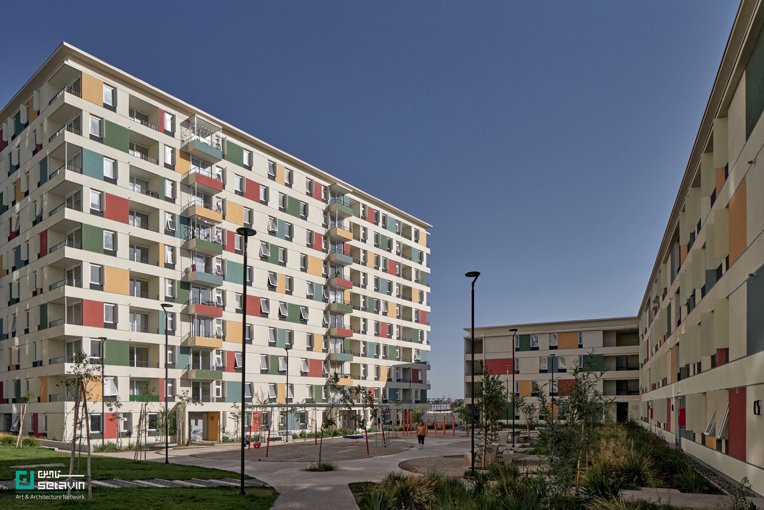 English: Mirador Laguna, High-Rise Architecture, Vertical Living, Social Housing Chile, Sustainable Design, Urban Density, Contemporary Residential Architecture, Community Integration ,میرادور لاگونا، معماری بلندمرتبه، زندگی اجتماعی عمودی، معماری شیلی، طراحی پایدار، تراکم شهری، معماری مسکونی معاصر، مجتمع مسکونی اجتماعی