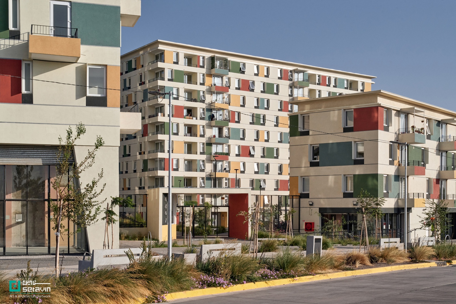 English: Mirador Laguna, High-Rise Architecture, Vertical Living, Social Housing Chile, Sustainable Design, Urban Density, Contemporary Residential Architecture, Community Integration ,میرادور لاگونا، معماری بلندمرتبه، زندگی اجتماعی عمودی، معماری شیلی، طراحی پایدار، تراکم شهری، معماری مسکونی معاصر، مجتمع مسکونی اجتماعی