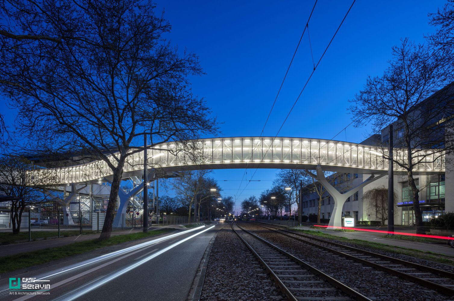 Bridge Municipal Hospital Karlsruhe, Caspar Schols, Werner Sobek, Healthcare Architecture, Infrastructure Design, Bridge Design, Germany, معماری پل, معماری درمانی, زیرساخت شهری, پل بیمارستانی, طراحی شهری پایدار, Helipad Architecture, Karlsruhe Architecture
