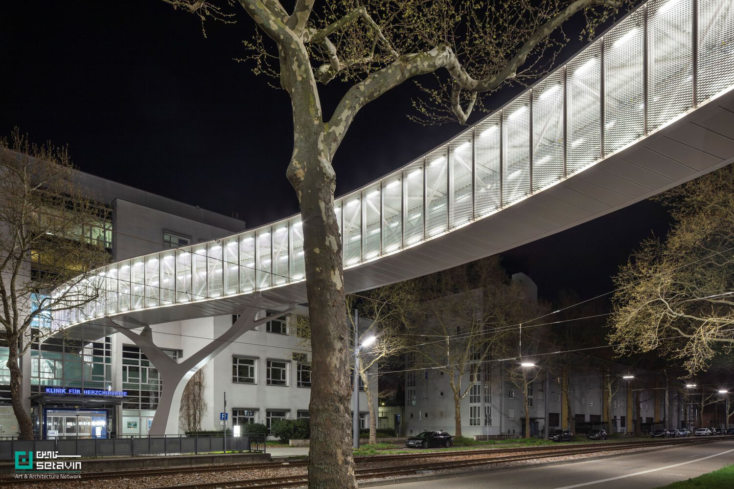 Bridge Municipal Hospital Karlsruhe, Caspar Schols, Werner Sobek, Healthcare Architecture, Infrastructure Design, Bridge Design, Germany, معماری پل, معماری درمانی, زیرساخت شهری, پل بیمارستانی, طراحی شهری پایدار, Helipad Architecture, Karlsruhe Architecture
