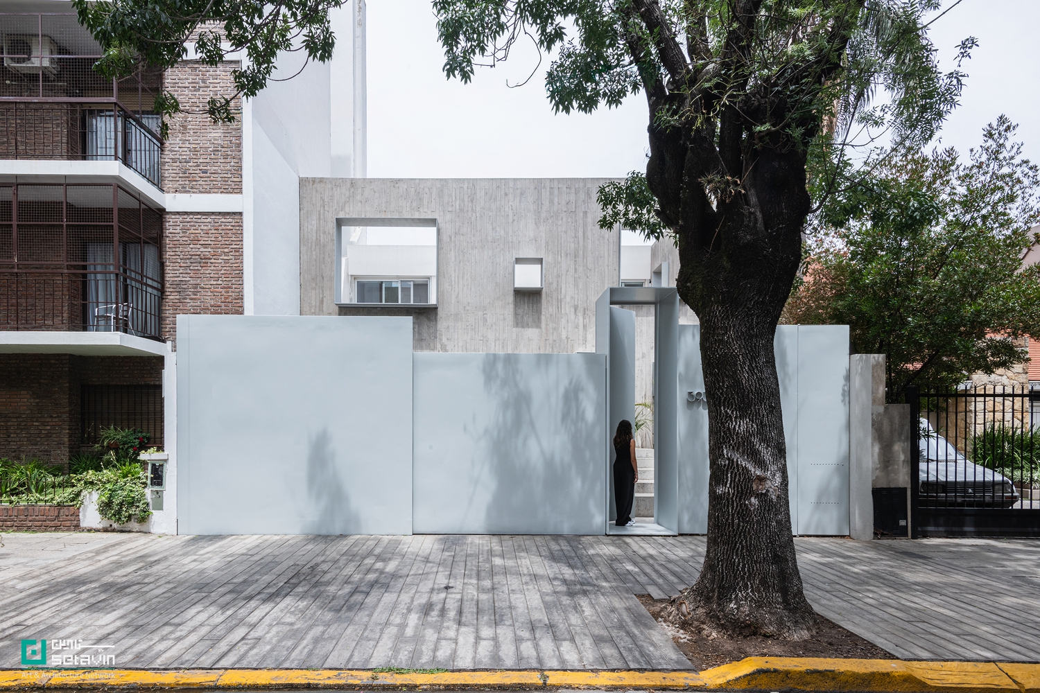 Po-Yo House, MMCV, Buenos Aires architecture, exposed concrete house, residential renovation, contemporary architecture, Argentina architecture, concrete facade, interior-exterior integration, stepped floor plan, architectural case study, Setavin Architecture Network ,بازآفرینی معماری، معماری مسکونی معاصر، بتن اکسپوز، طراحی داخلی مینیمال، خانه Po-Yo، بوئنوسآیرس، معماری آرژانتین، MMCV، بازسازی خانه، طراحی ورودی، اتصال فضاهای داخلی و خارجی، ستاوین، پروژههای معماری جهان