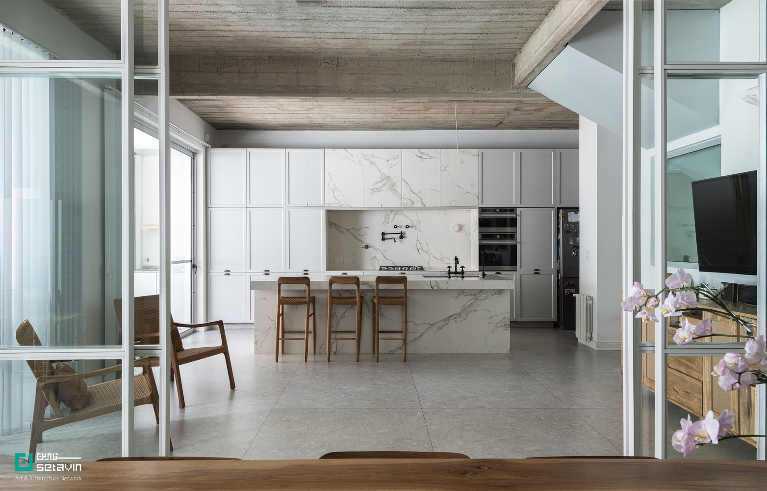 Po-Yo House, MMCV, Buenos Aires architecture, exposed concrete house, residential renovation, contemporary architecture, Argentina architecture, concrete facade, interior-exterior integration, stepped floor plan, architectural case study, Setavin Architecture Network ,بازآفرینی معماری، معماری مسکونی معاصر، بتن اکسپوز، طراحی داخلی مینیمال، خانه Po-Yo، بوئنوسآیرس، معماری آرژانتین، MMCV، بازسازی خانه، طراحی ورودی، اتصال فضاهای داخلی و خارجی، ستاوین، پروژههای معماری جهان