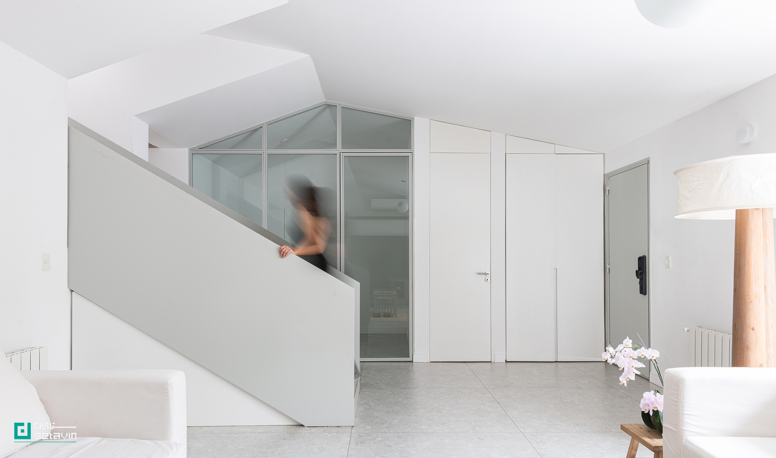 Po-Yo House, MMCV, Buenos Aires architecture, exposed concrete house, residential renovation, contemporary architecture, Argentina architecture, concrete facade, interior-exterior integration, stepped floor plan, architectural case study, Setavin Architecture Network ,بازآفرینی معماری، معماری مسکونی معاصر، بتن اکسپوز، طراحی داخلی مینیمال، خانه Po-Yo، بوئنوسآیرس، معماری آرژانتین، MMCV، بازسازی خانه، طراحی ورودی، اتصال فضاهای داخلی و خارجی، ستاوین، پروژههای معماری جهان