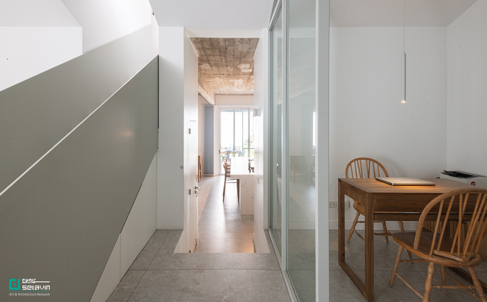 Po-Yo House, MMCV, Buenos Aires architecture, exposed concrete house, residential renovation, contemporary architecture, Argentina architecture, concrete facade, interior-exterior integration, stepped floor plan, architectural case study, Setavin Architecture Network ,بازآفرینی معماری، معماری مسکونی معاصر، بتن اکسپوز، طراحی داخلی مینیمال، خانه Po-Yo، بوئنوسآیرس، معماری آرژانتین، MMCV، بازسازی خانه، طراحی ورودی، اتصال فضاهای داخلی و خارجی، ستاوین، پروژههای معماری جهان