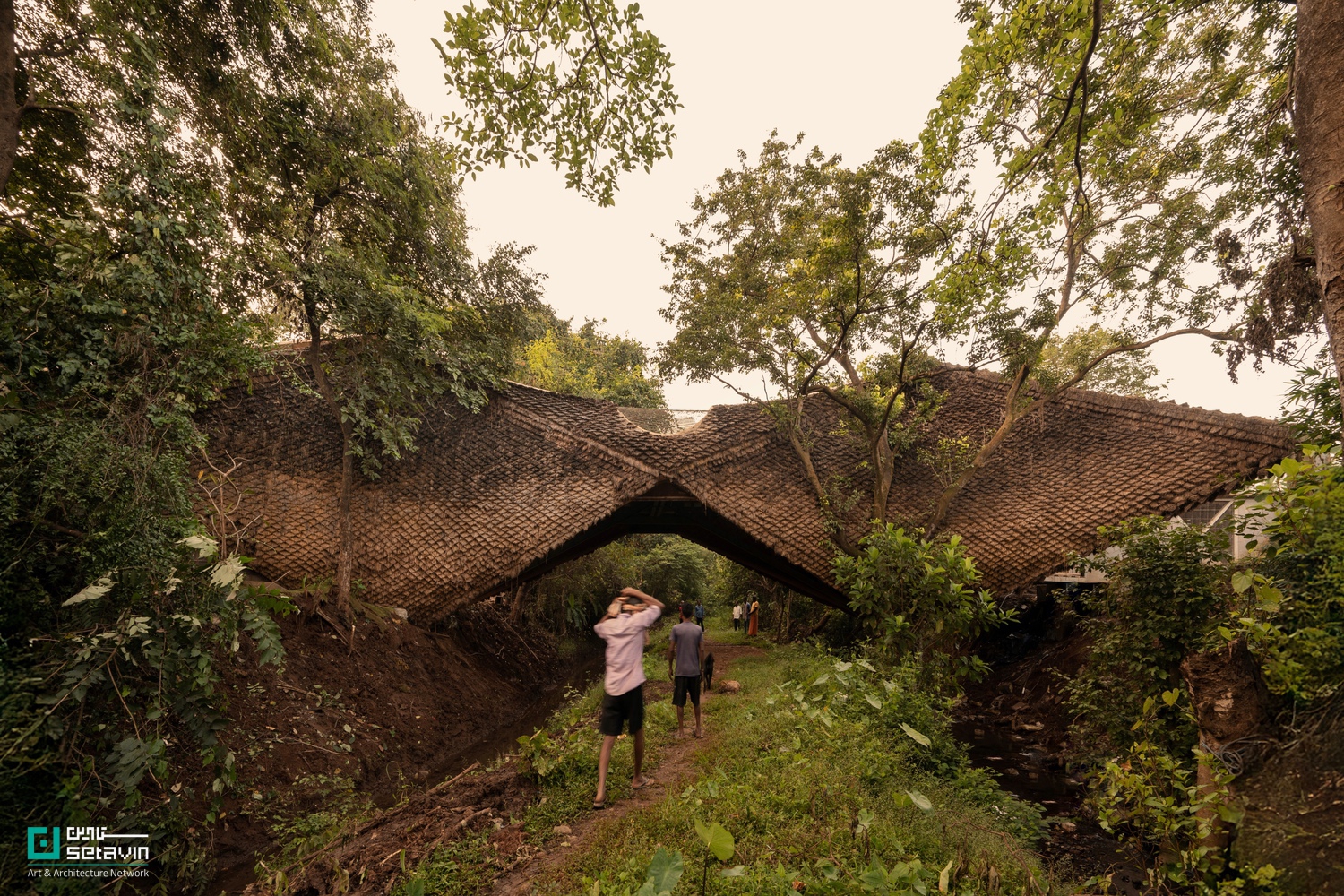 معماری پایدار، خانه پل، Wallmakers، سازه معلق، معماری هند، وینو دنیل، پل مسکونی، طراحی با مصالح بومی، سازه سبک، کاه‌گل مدرن، معماری طبیعت‌گرا، معماری معاصر آسیا، بازاستفاده مصالح، ستاوین، پروژه‌های شاخص معماری , Bridge House, Wallmakers, Vinu Daniel, Karjat architecture, sustainable residential design, suspension bridge house, hyperbolic parabola structure, vernacular materials, mud-thatch composite, reclaimed wood interiors, nature-integrated architecture, Setavin Architecture Network