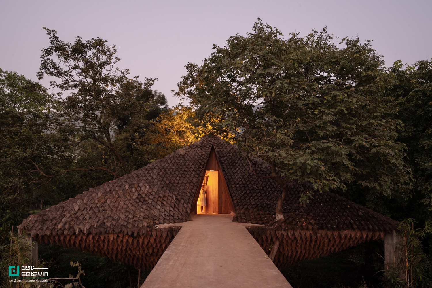 معماری پایدار، خانه پل، Wallmakers، سازه معلق، معماری هند، وینو دنیل، پل مسکونی، طراحی با مصالح بومی، سازه سبک، کاه‌گل مدرن، معماری طبیعت‌گرا، معماری معاصر آسیا، بازاستفاده مصالح، ستاوین، پروژه‌های شاخص معماری , Bridge House, Wallmakers, Vinu Daniel, Karjat architecture, sustainable residential design, suspension bridge house, hyperbolic parabola structure, vernacular materials, mud-thatch composite, reclaimed wood interiors, nature-integrated architecture, Setavin Architecture Network