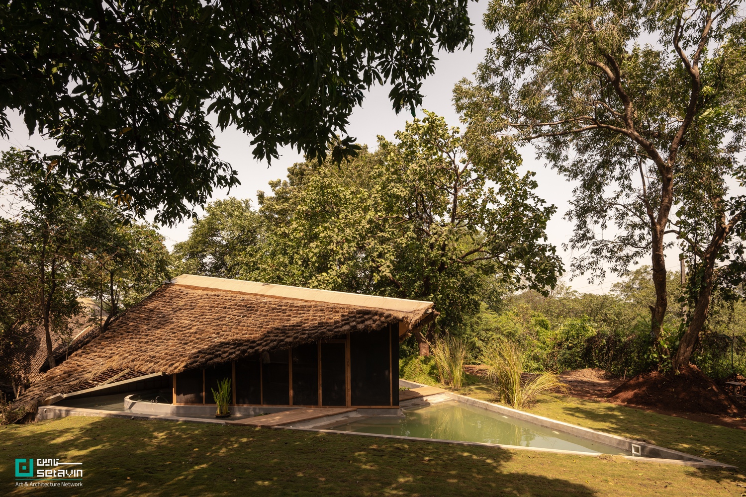 معماری پایدار، خانه پل، Wallmakers، سازه معلق، معماری هند، وینو دنیل، پل مسکونی، طراحی با مصالح بومی، سازه سبک، کاه‌گل مدرن، معماری طبیعت‌گرا، معماری معاصر آسیا، بازاستفاده مصالح، ستاوین، پروژه‌های شاخص معماری , Bridge House, Wallmakers, Vinu Daniel, Karjat architecture, sustainable residential design, suspension bridge house, hyperbolic parabola structure, vernacular materials, mud-thatch composite, reclaimed wood interiors, nature-integrated architecture, Setavin Architecture Network