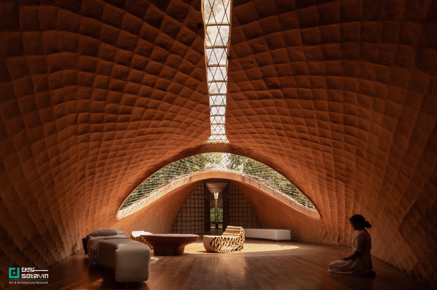 معماری پایدار، خانه پل، Wallmakers، سازه معلق، معماری هند، وینو دنیل، پل مسکونی، طراحی با مصالح بومی، سازه سبک، کاه‌گل مدرن، معماری طبیعت‌گرا، معماری معاصر آسیا، بازاستفاده مصالح، ستاوین، پروژه‌های شاخص معماری , Bridge House, Wallmakers, Vinu Daniel, Karjat architecture, sustainable residential design, suspension bridge house, hyperbolic parabola structure, vernacular materials, mud-thatch composite, reclaimed wood interiors, nature-integrated architecture, Setavin Architecture Network