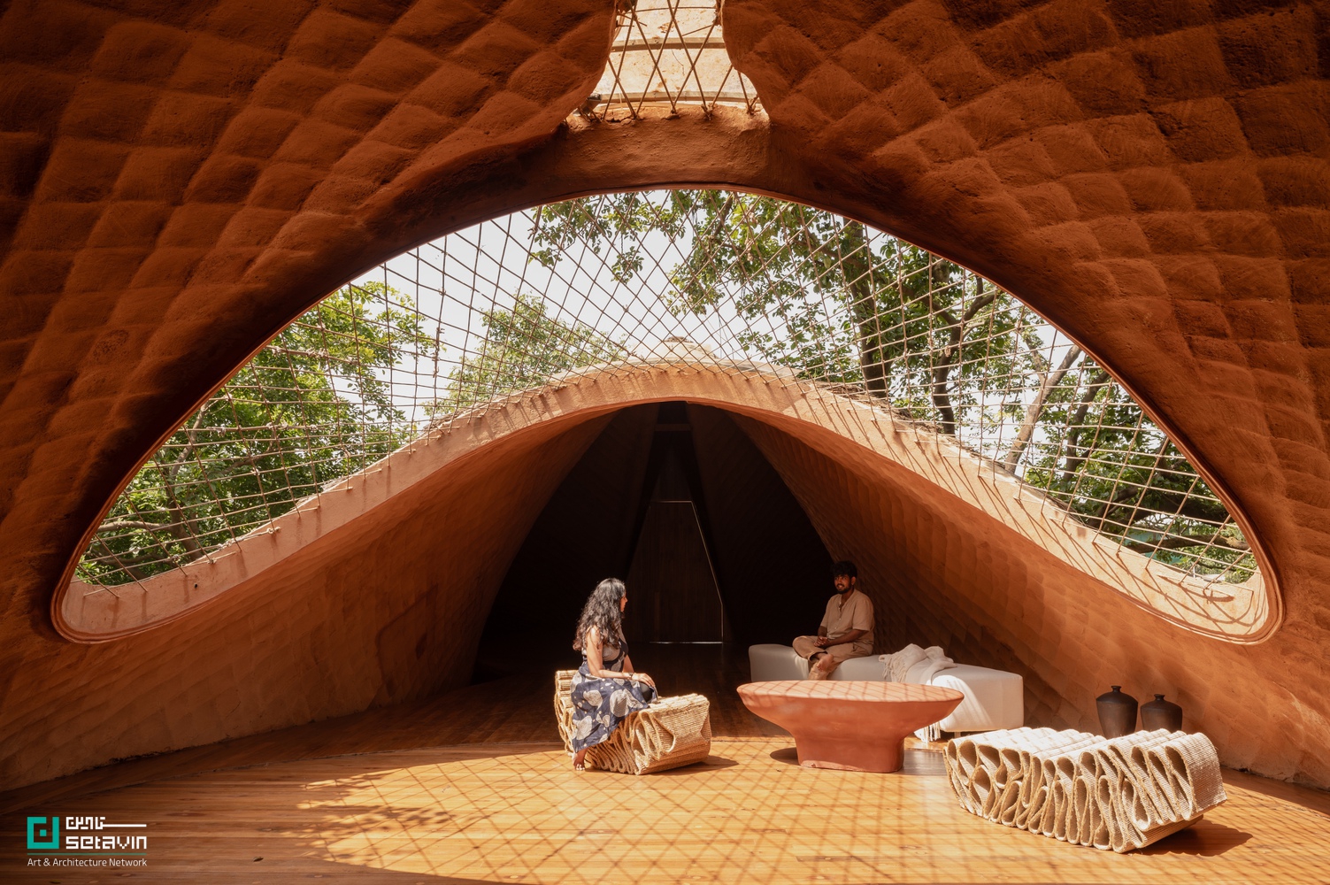 معماری پایدار، خانه پل، Wallmakers، سازه معلق، معماری هند، وینو دنیل، پل مسکونی، طراحی با مصالح بومی، سازه سبک، کاه‌گل مدرن، معماری طبیعت‌گرا، معماری معاصر آسیا، بازاستفاده مصالح، ستاوین، پروژه‌های شاخص معماری , Bridge House, Wallmakers, Vinu Daniel, Karjat architecture, sustainable residential design, suspension bridge house, hyperbolic parabola structure, vernacular materials, mud-thatch composite, reclaimed wood interiors, nature-integrated architecture, Setavin Architecture Network