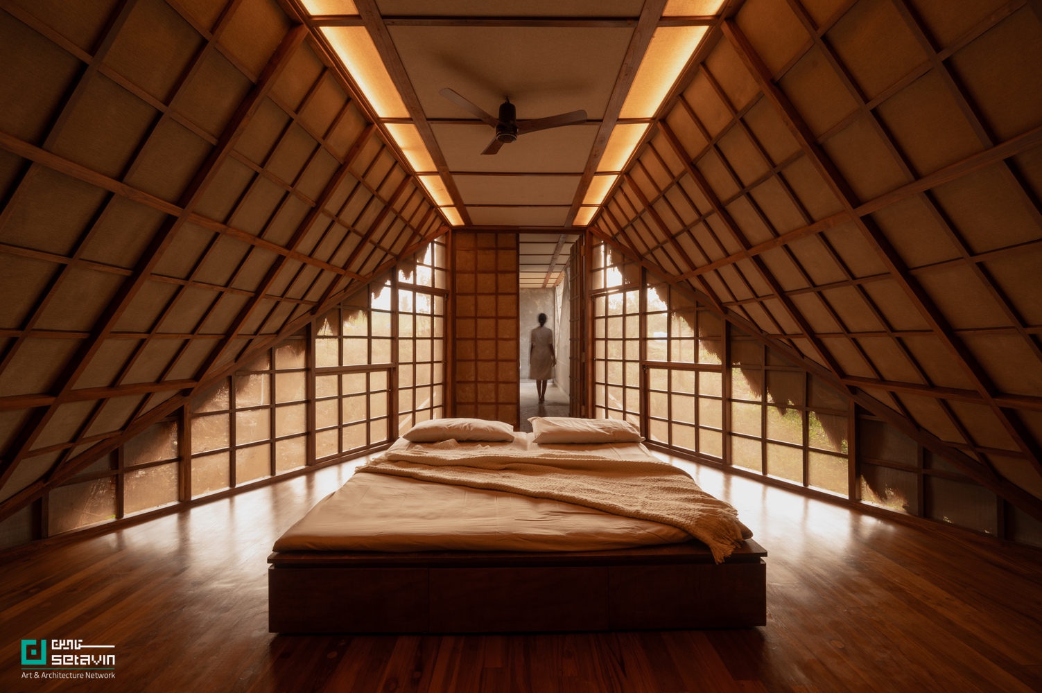 معماری پایدار، خانه پل، Wallmakers، سازه معلق، معماری هند، وینو دنیل، پل مسکونی، طراحی با مصالح بومی، سازه سبک، کاه‌گل مدرن، معماری طبیعت‌گرا، معماری معاصر آسیا، بازاستفاده مصالح، ستاوین، پروژه‌های شاخص معماری , Bridge House, Wallmakers, Vinu Daniel, Karjat architecture, sustainable residential design, suspension bridge house, hyperbolic parabola structure, vernacular materials, mud-thatch composite, reclaimed wood interiors, nature-integrated architecture, Setavin Architecture Network