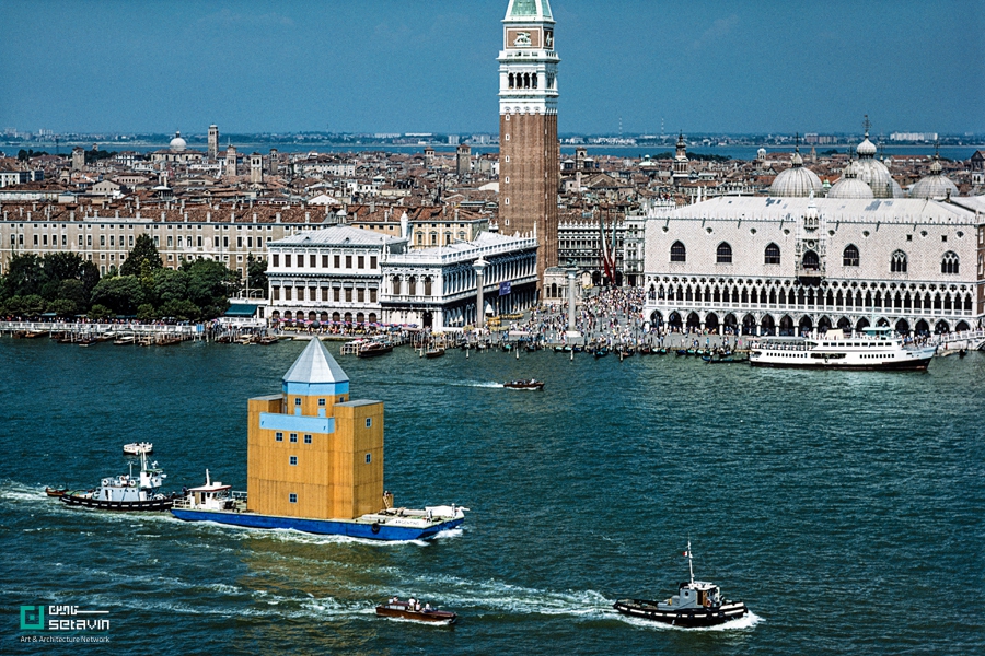 تئاتر شناور «Teatro del Mondo» اثر آلدوروسی بر روی آب‌های تالاب ونیز، در مقابل میدان سن‌مارکو، به عنوان نمادی از نخستین بینال معماری ونیز.