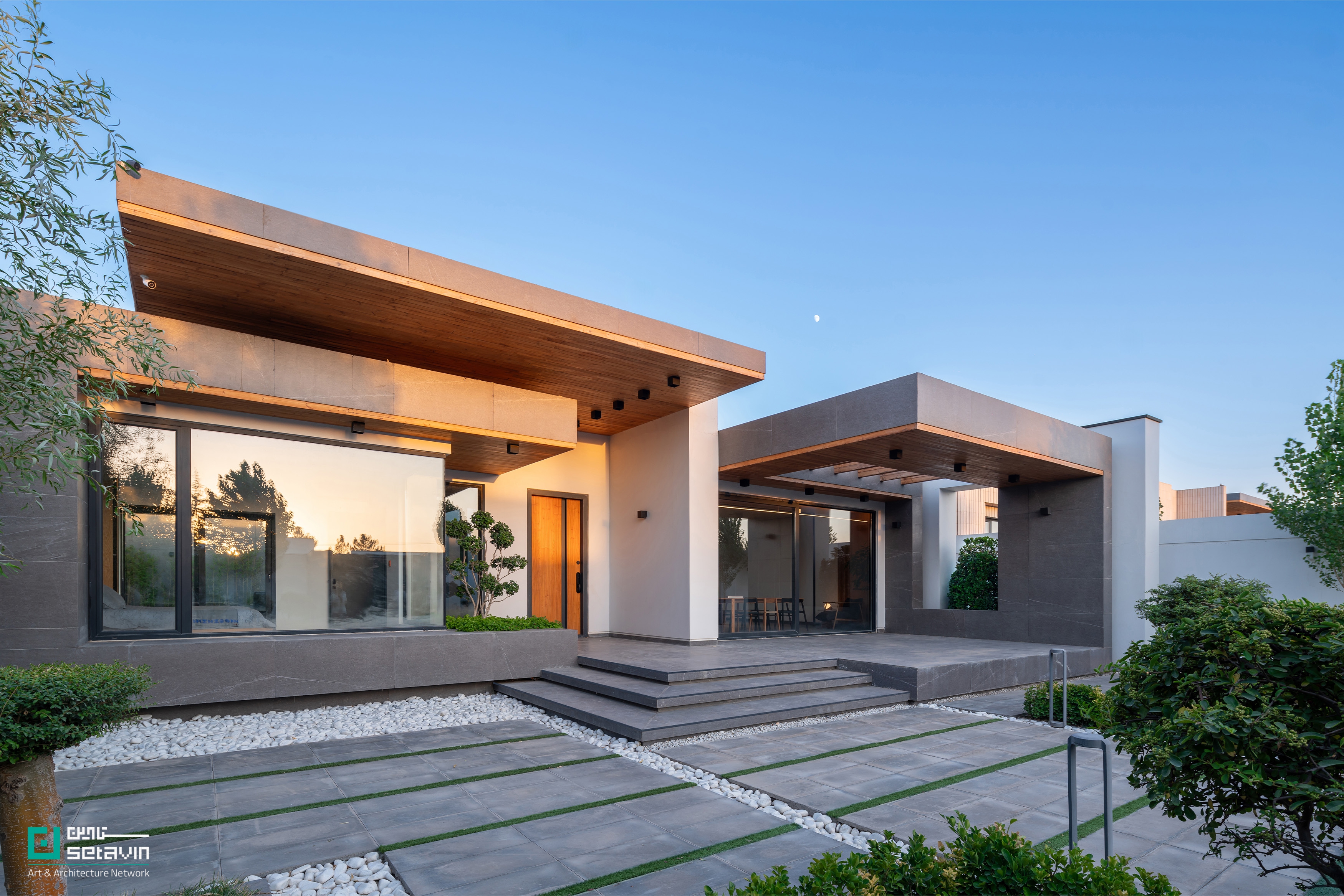 پروژه «ویلا برای یک دوست» در مشهد، اثر فضای معماری کنج؛ نگاهی مفهومی به شفافیت، حذف مرزهای درون و بیرون و تجربهای صمیمی از سکونت معاصر در شبکه هنر و معماری ستاوین.